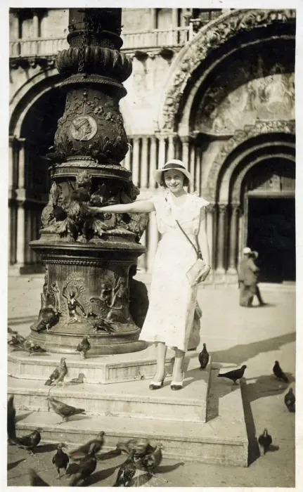 Framed Print : Pretty Italian Woman feeding the pigeons in front of St Marks Basilica in Venice Framed Print : Pretty Italian Woman feeding the pigeons in front of St Marks Basilica in Venice