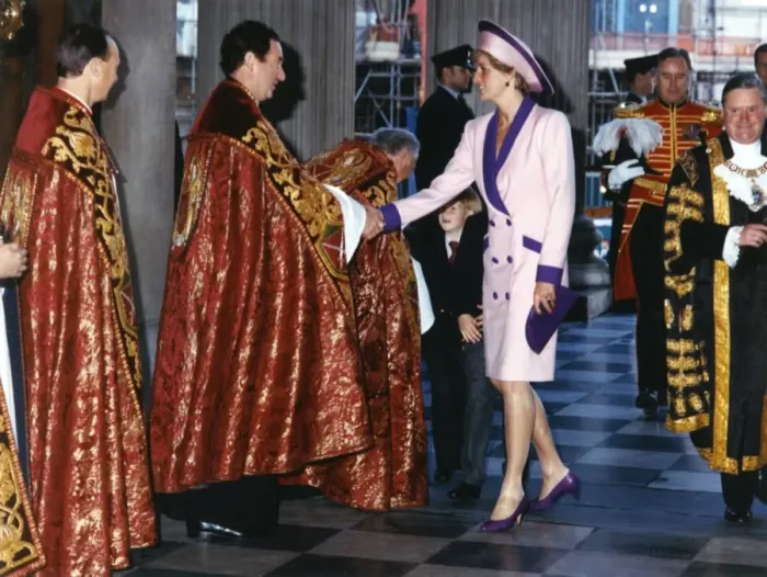 Framed Print : Princess Diana, William and Harry meeting clergymen Framed Print : Princess Diana, William and Harry meeting clergymen