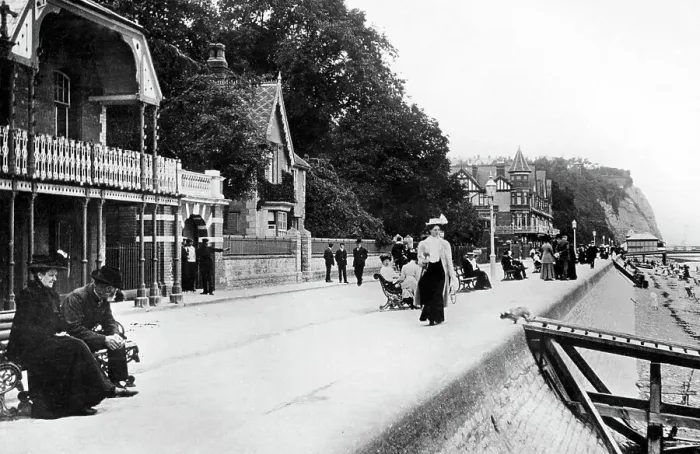 Framed Print : The Promenade, Penarth early 1900's Framed Print : The Promenade, Penarth early 1900's