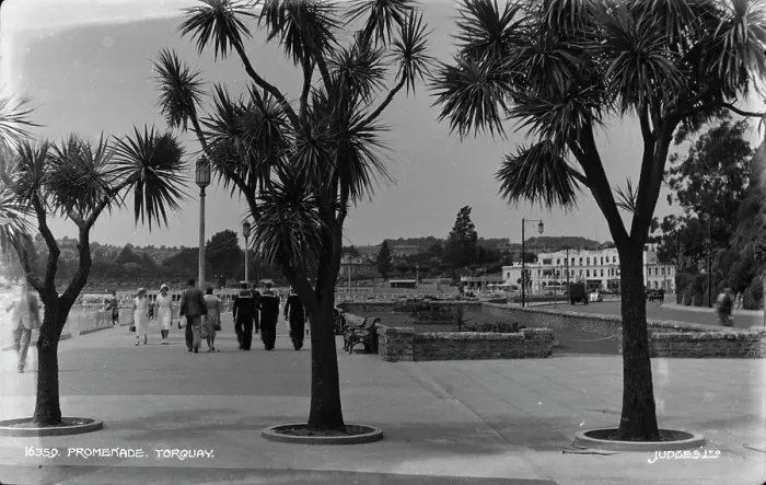 Framed Print : Promenade in Torquay Framed Print : Promenade in Torquay
