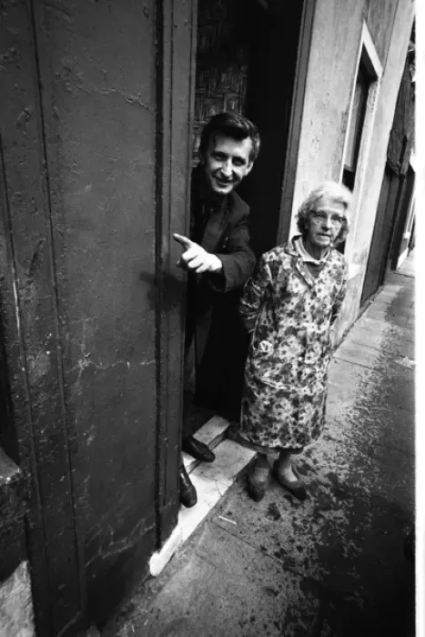 Framed Print : Protestant woman, Belfast, Northern Ireland Framed Print : Protestant woman, Belfast, Northern Ireland