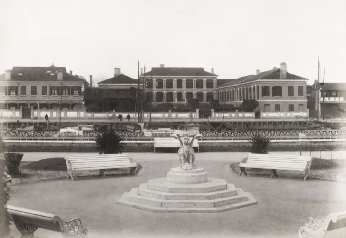 Framed Print : Public Park, The Bund, Shanghai, China Framed Print : Public Park, The Bund, Shanghai, China