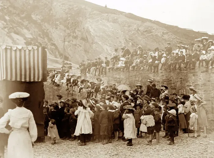 Framed Print : Punch and Judy show, Ilfracombe, Devon, early 1900s Framed Print : Punch and Judy show, Ilfracombe, Devon, early 1900s