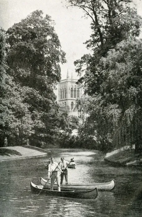Framed Print : Punting on the river at Cambridge, near St Johns Chapel Framed Print : Punting on the river at Cambridge, near St Johns Chapel
