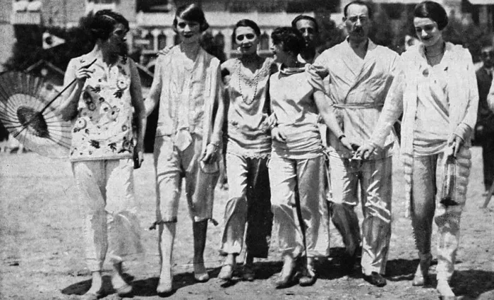 Framed Print : Pyjama fashion at the Lido Framed Print : Pyjama fashion at the Lido