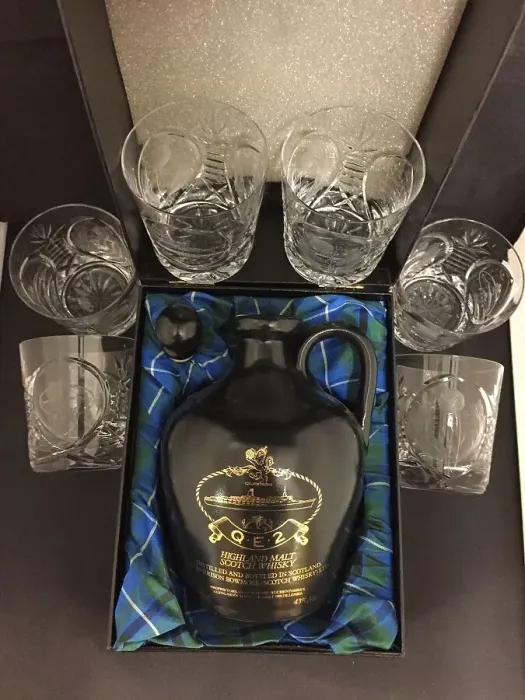 Framed Print : QE2 - presentation whisky flagon with six glasses Framed Print : QE2 - presentation whisky flagon with six glasses