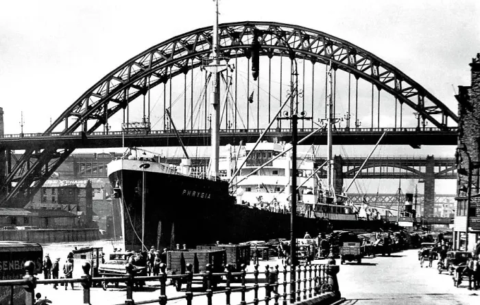 Framed Print : Quayside and bridges, Newcastle Upon Tyne early 1900's Framed Print : Quayside and bridges, Newcastle Upon Tyne early 1900's