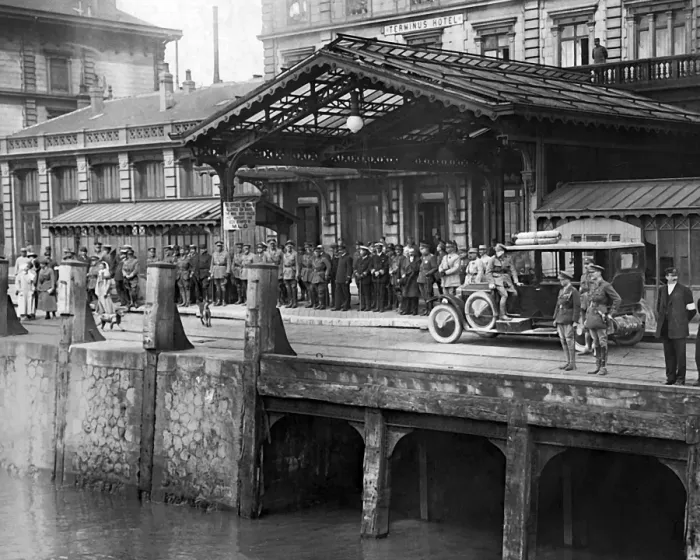 Framed Print : Quayside scene, George V departing France, WW1 Framed Print : Quayside scene, George V departing France, WW1