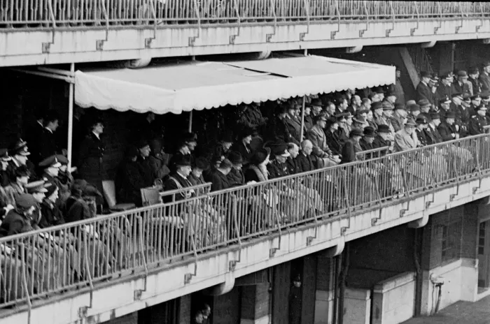 Framed Print : Queen Elizabeth on a balcony reviewing firewomen, WW2 Framed Print : Queen Elizabeth on a balcony reviewing firewomen, WW2