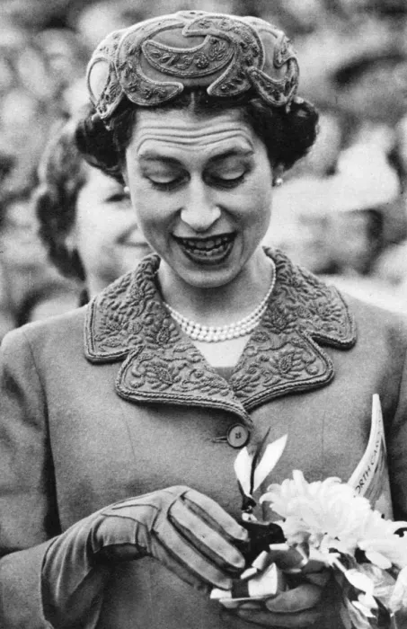 Framed Print : Queen Elizabeth II North America visit - receiving a gift Framed Print : Queen Elizabeth II North America visit - receiving a gift