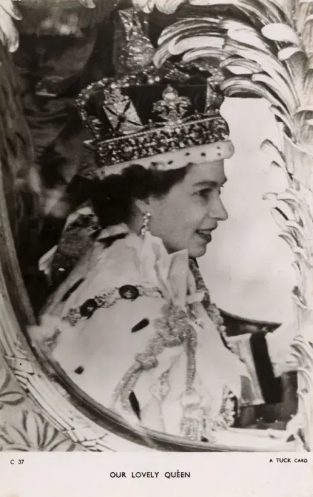 Framed Print : Queen Elizabeth II - Returning to the Palace - Coronation Framed Print : Queen Elizabeth II - Returning to the Palace - Coronation