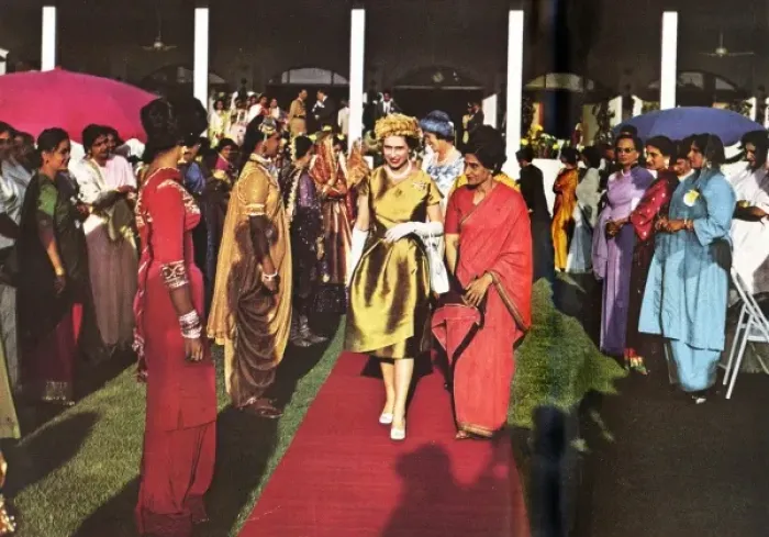 Framed Print : Queen Elizabeth II - royal tour of India Framed Print : Queen Elizabeth II - royal tour of India