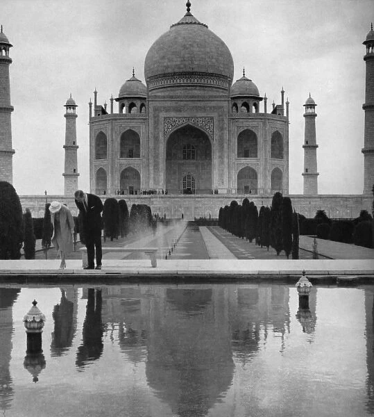 Queen Elizabeth II - royal tour of India - Taj Mahal