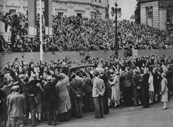 Framed Print : Queen Elizabeth II waves to nurses in London Framed Print : Queen Elizabeth II waves to nurses in London