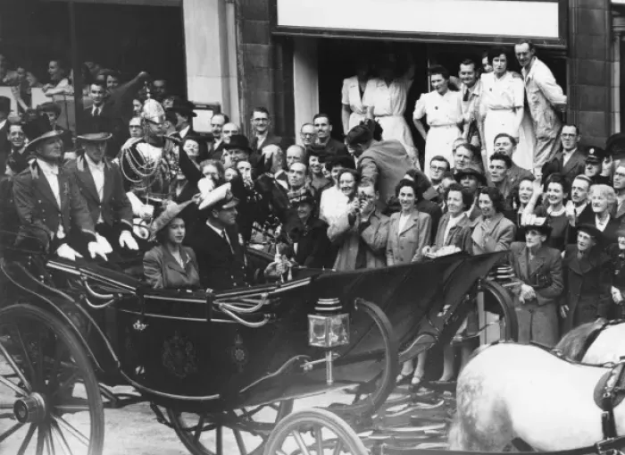 Framed Print : Queen Elizabeth II - on way to Guildhall, 1948 Framed Print : Queen Elizabeth II - on way to Guildhall, 1948