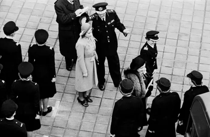 Framed Print : Queen Elizabeth inspects firewomen on parade, WW2 Framed Print : Queen Elizabeth inspects firewomen on parade, WW2