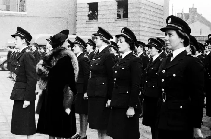 Framed Print : Queen Elizabeth inspects firewomen on parade, WW2 Framed Print : Queen Elizabeth inspects firewomen on parade, WW2