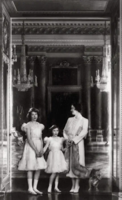Framed Print : Queen Elizabeth, Princess Margaret and Elizabeth Framed Print : Queen Elizabeth, Princess Margaret and Elizabeth