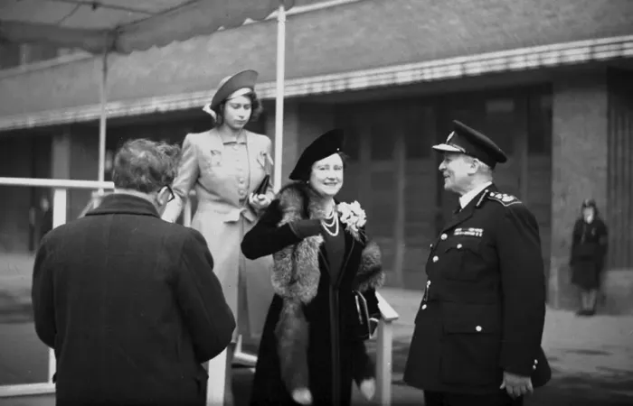 : Queen Elizabeth reviews firewomen at Lambeth HQ, WW2 : Queen Elizabeth reviews firewomen at Lambeth HQ, WW2