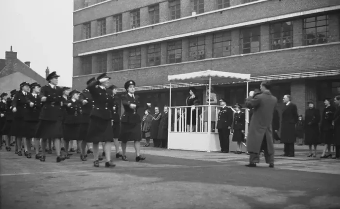 : Queen Elizabeth reviews firewomen at Lambeth, WW2 : Queen Elizabeth reviews firewomen at Lambeth, WW2