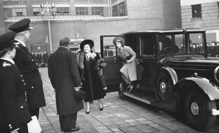: Queen Elizabeth stepping out of a car, LFB Lambeth HQ : Queen Elizabeth stepping out of a car, LFB Lambeth HQ