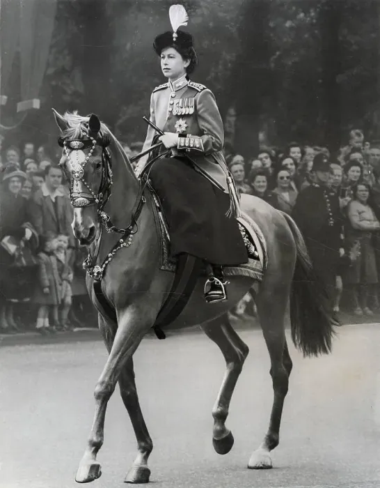 Framed Print : Queen Elizabeth?s First Trooping the Colour 1952 Framed Print : Queen Elizabeth?s First Trooping the Colour 1952