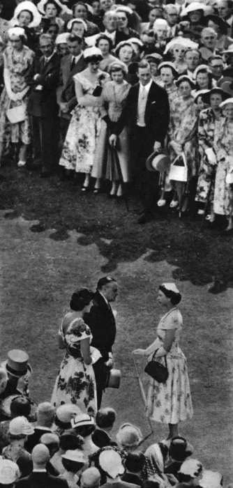 Framed Print : The Queen at her Garden Party, Buckingham Palace Framed Print : The Queen at her Garden Party, Buckingham Palace