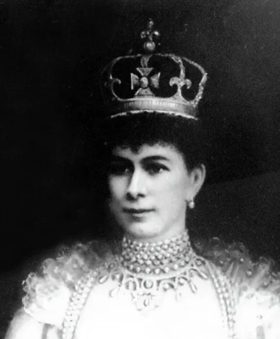 Framed Print : Queen Mary in her Coronation robes in 1911 Framed Print : Queen Mary in her Coronation robes in 1911