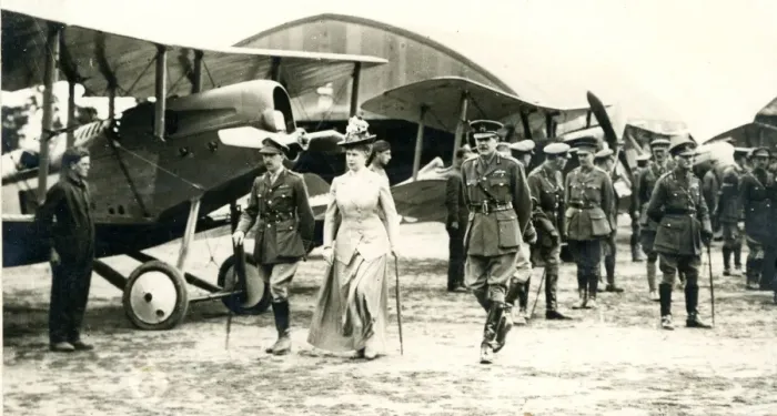 Framed Print : Queen Mary and General Trenchard inspecting an RFC squad? Framed Print : Queen Mary and General Trenchard inspecting an RFC squad?
