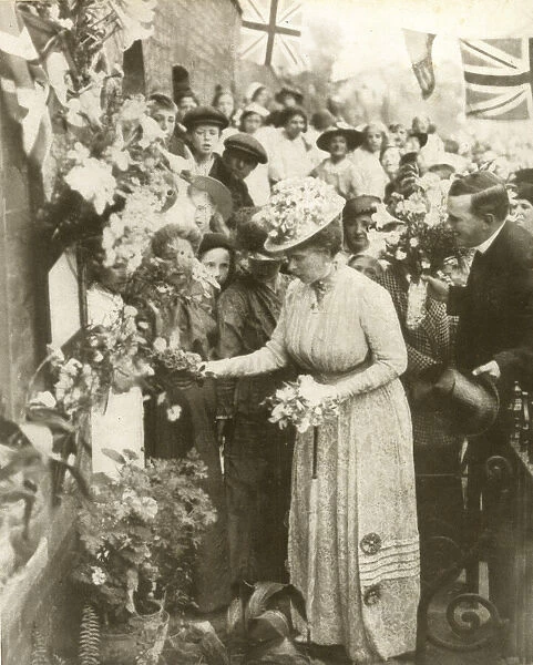 Queen Mary laying flowers at Hackney, WW1