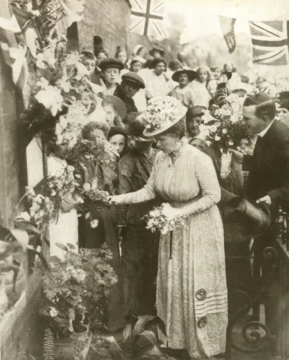 Framed Print : Queen Mary laying flowers at Hackney, WW1 Framed Print : Queen Mary laying flowers at Hackney, WW1