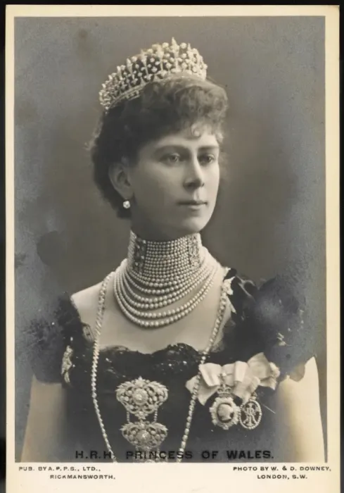 Framed Print : Queen Mary / Postcard Framed Print : Queen Mary / Postcard