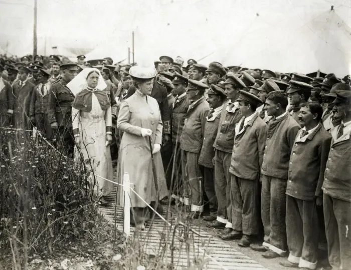 Framed Print : Queen Mary visiting convalescent soldiers, WW1 Framed Print : Queen Mary visiting convalescent soldiers, WW1