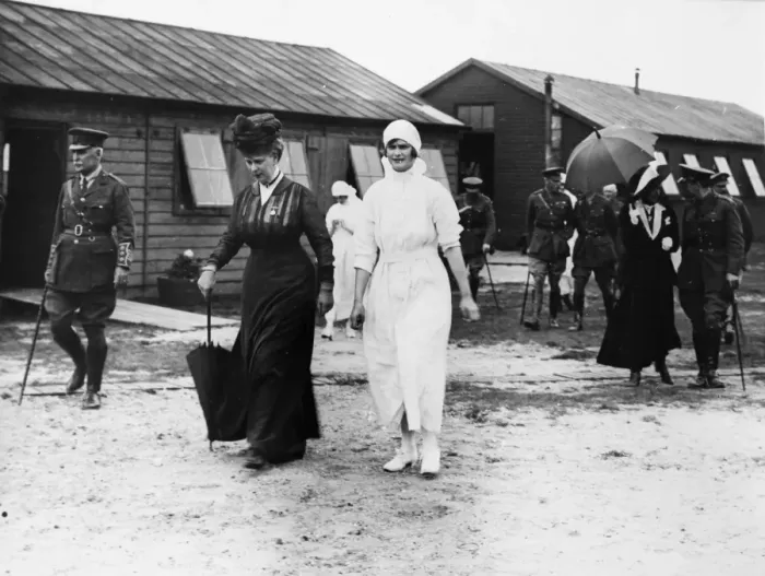 Framed Print : Queen Mary visiting a field hospital, WW1 Framed Print : Queen Mary visiting a field hospital, WW1