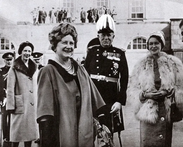 Framed Print : The Queen Mother at Hillsborough with the Governor General Framed Print : The Queen Mother at Hillsborough with the Governor General