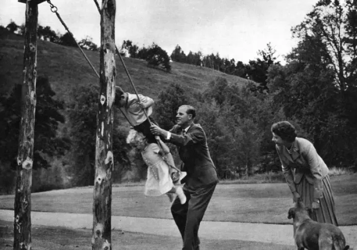 Framed Print : The Queen and Prince Philip play with their children Framed Print : The Queen and Prince Philip play with their children