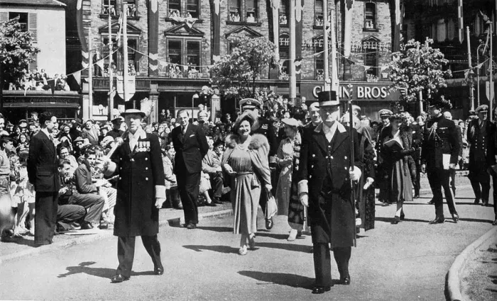 Framed Print : The Queen and Princess Margaret in Belfast Framed Print : The Queen and Princess Margaret in Belfast