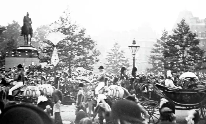 Framed Print : Queen Victoria in her carriage, Marble Arch, Diamond Jubilee Framed Print : Queen Victoria in her carriage, Marble Arch, Diamond Jubilee