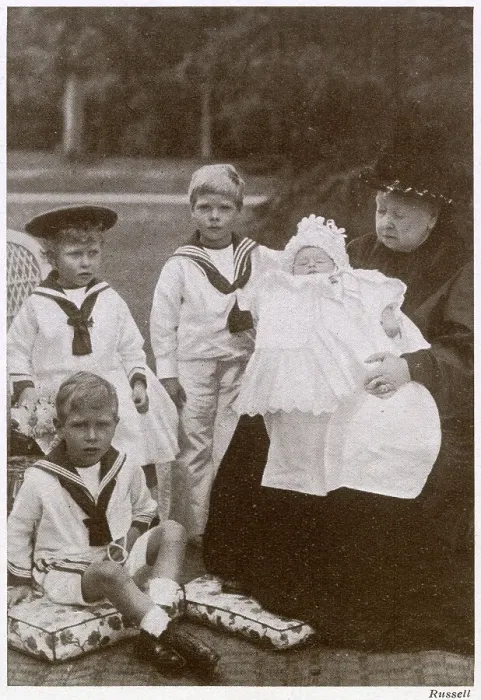 Framed Print : Queen Victoria with her four great-grandchildren 1900 Framed Print : Queen Victoria with her four great-grandchildren 1900