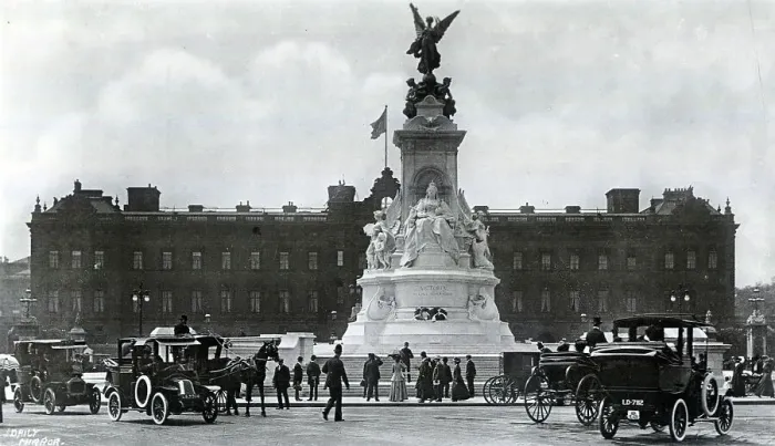 Framed Print : Queen Victoria Memorial in front of Buckingham Palace Framed Print : Queen Victoria Memorial in front of Buckingham Palace