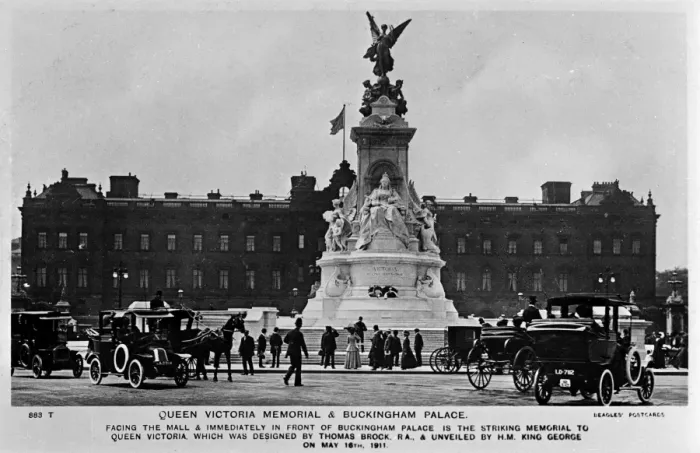 Framed Print : Queen Victoria Memorial, Buckingham Palace, London Framed Print : Queen Victoria Memorial, Buckingham Palace, London