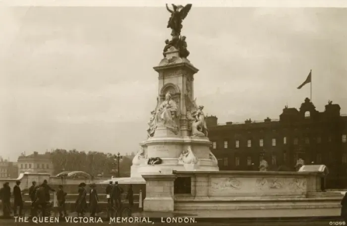 Framed Print : Queen Victoria Memorial, Buckingham Palace, London Framed Print : Queen Victoria Memorial, Buckingham Palace, London