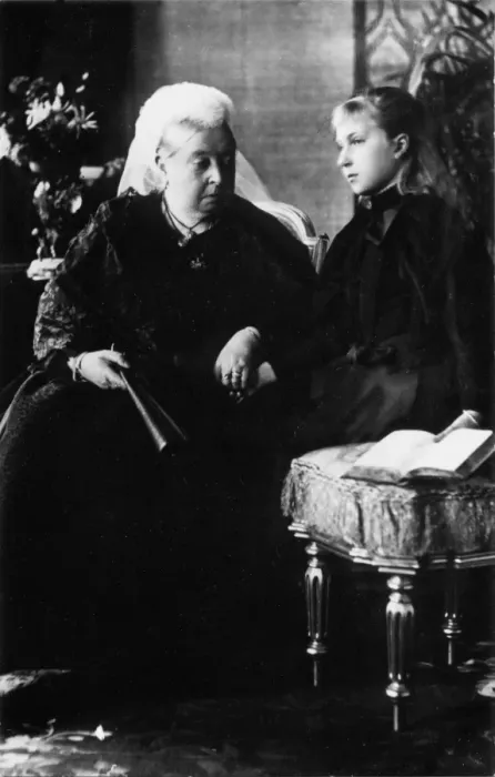Framed Print : Queen Victoria with Princess Ena Framed Print : Queen Victoria with Princess Ena