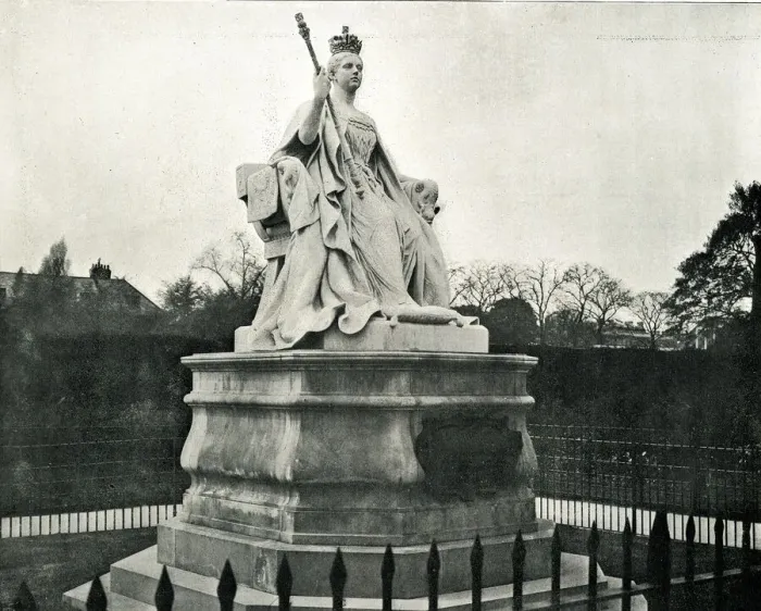 Framed Print : Queen Victoria statue, Kensington Gardens, London Framed Print : Queen Victoria statue, Kensington Gardens, London
