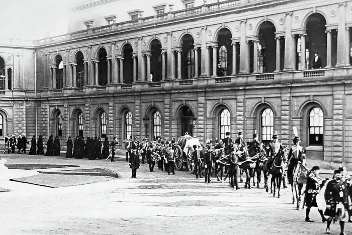 Framed Print : Queen Victoria's funeral procession leaves Osborne House Framed Print : Queen Victoria's funeral procession leaves Osborne House