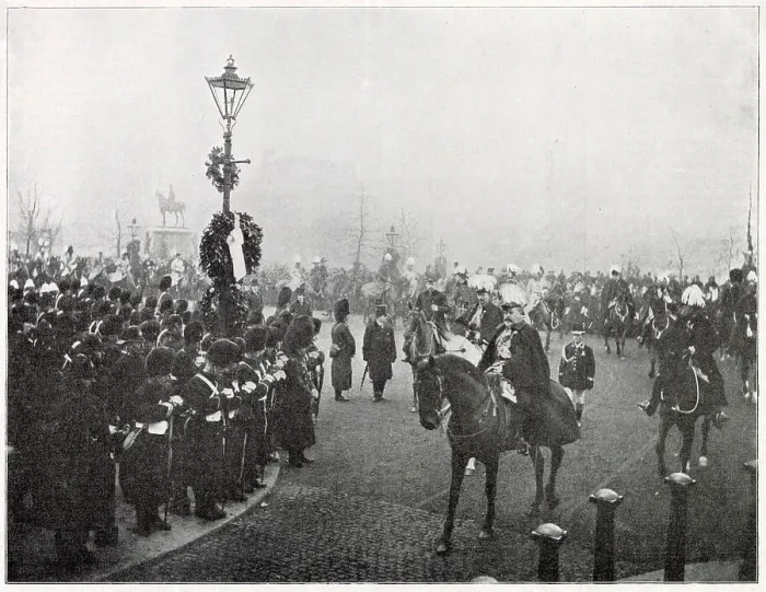 Framed Print : Queen Victoria's funeral. Royal cavalcade passing the Wellington Monument, the future King, Edward VII and Kaiser Wilhelm II of Germany riding behind the coffin. Date: 4th February 1901 Framed Print : Queen Victoria's funeral. Royal cavalcade passing the Wellington Monument, the future King, Edward VII and Kaiser Wilhelm II of Germany riding behind the coffin. Date: 4th February 1901