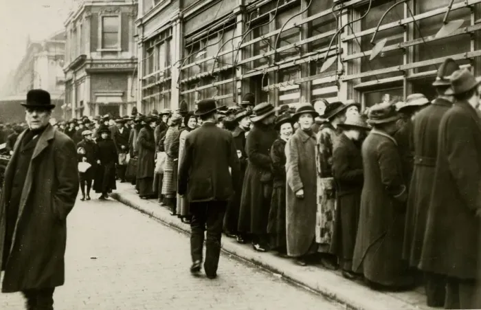 Framed Print : Queues at Smithfield Meat Market, London, WW1 Framed Print : Queues at Smithfield Meat Market, London, WW1