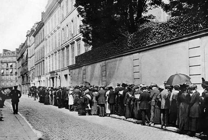 Framed Print : Queuing to return home following the outbreak of World War I