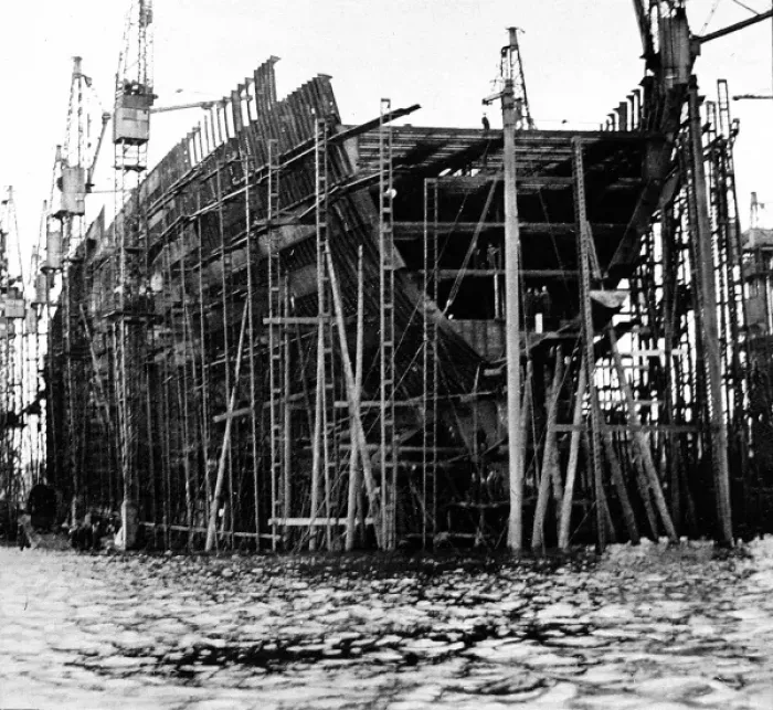 Framed Print : R. M. S. Queen Mary, Clydebank, December 1931 Framed Print : R. M. S. Queen Mary, Clydebank, December 1931