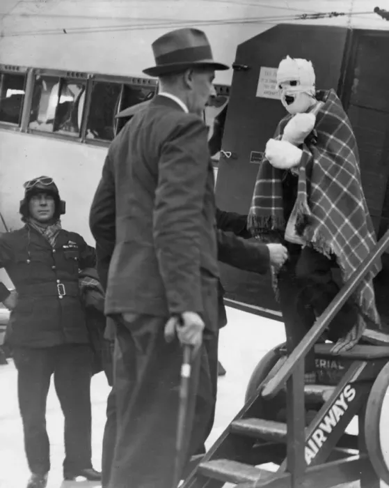 Framed Print : R101 survivors arrive at Croydon Framed Print : R101 survivors arrive at Croydon